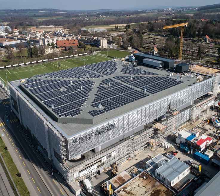 Panneaux solaires photovoltaïques sur le toit de la BCF Arena. Installation réalisée par Groupe E.