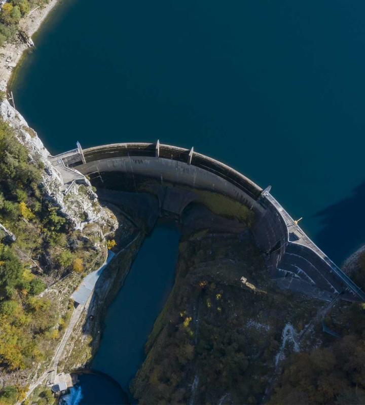 vue aérienne du barrage Le Châtelot, exploité par Groupe E