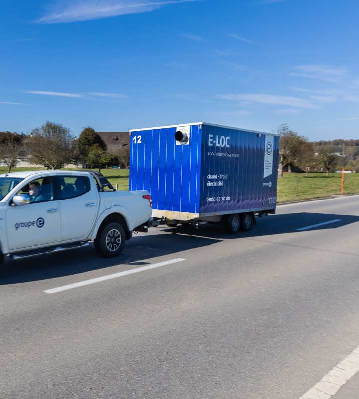 Un véhicule de Groupe E tracte une chaufferie mobile