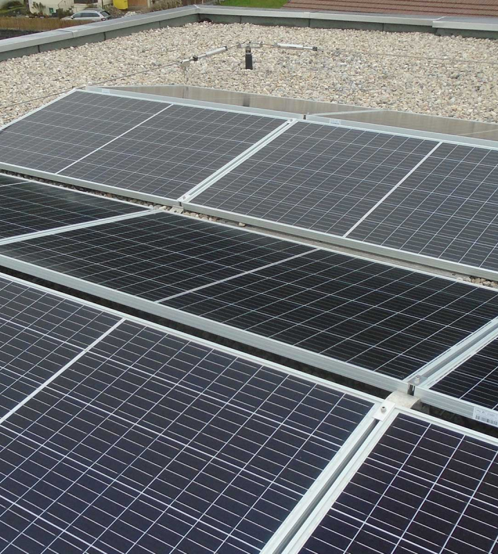 Panneaux solaires installés par Groupe E sur la toiture d'un immeuble