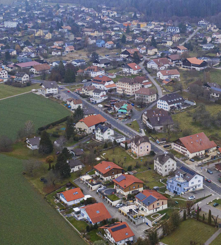 Vue aérienne du village de de Chézard