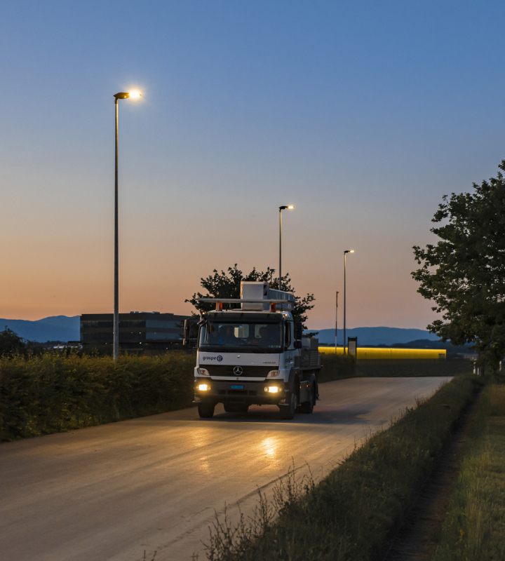 Ein Lkw der Groupe E bei Einbruch der Dunkelheit