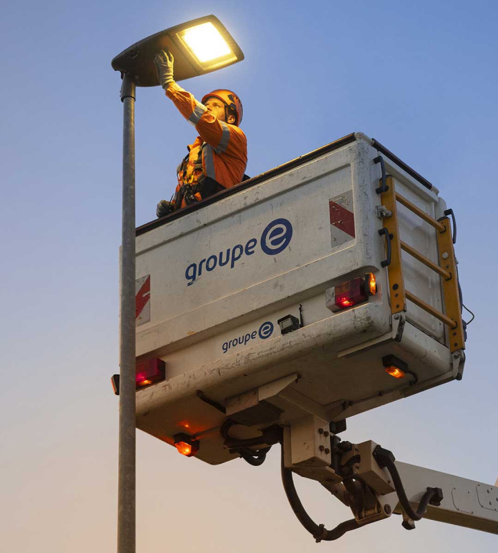 Un électricien de réseau de Groupe E s'occupe de l'éclairage public