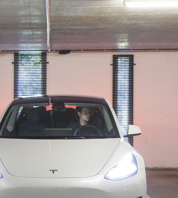 Recharger sa voiture électrique dans un parking équipé de bornes