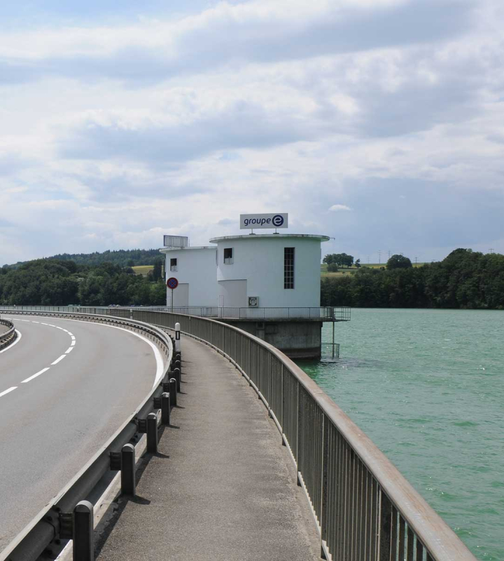 Le barrage de Schiffenen, exploité par Groupe E et photographié depuis la route