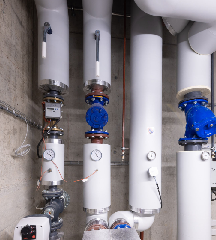 Conduites de chauffage d'une entreprise, dont le désembouage est assuré par Groupe E