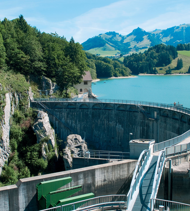 Blick auf ein Wasserkraftwerk, das die nachhaltige Stromproduktion für Privatkunden durch Groupe E veranschaulicht