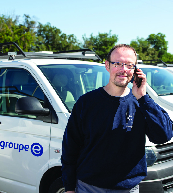 Un technicien de Groupe E en conversation téléphonique avec un client.