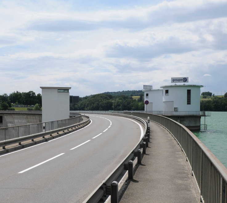 Le barrage de Schiffenen, exploité par Groupe E et photographié depuis la route