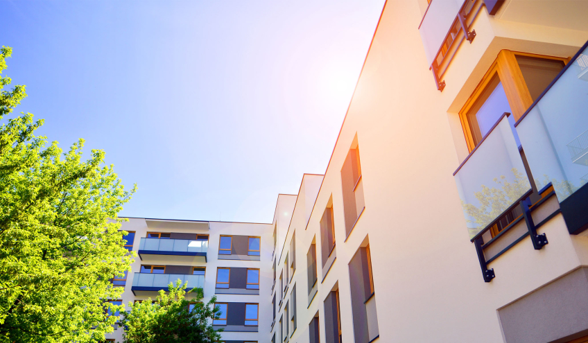 Ein Gebäude, das bei strahlendem Sonnenschein fotografiert wurde