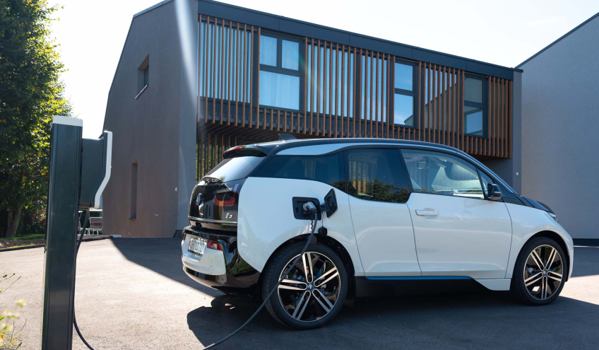 Une voiture en charge grâce à une borne installée par Groupe E