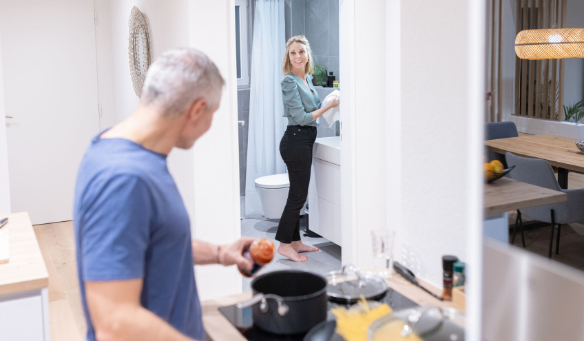 Ein Paar unterhält sich, während es das Essen kocht