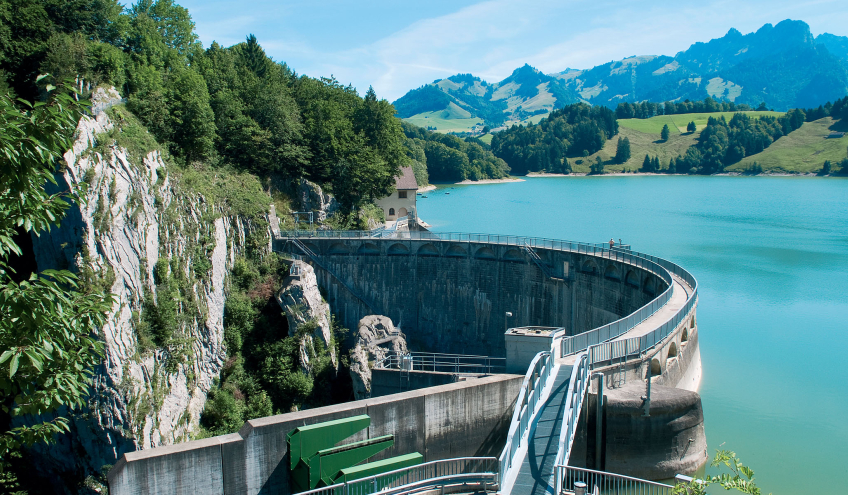 vue d'un barrage hydroélectrique illustrant la production d'électricité durable pour les particuliers grâce à Groupe E