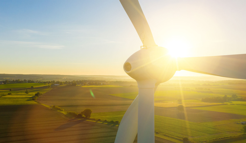 Une éolienne au coucher du soleil