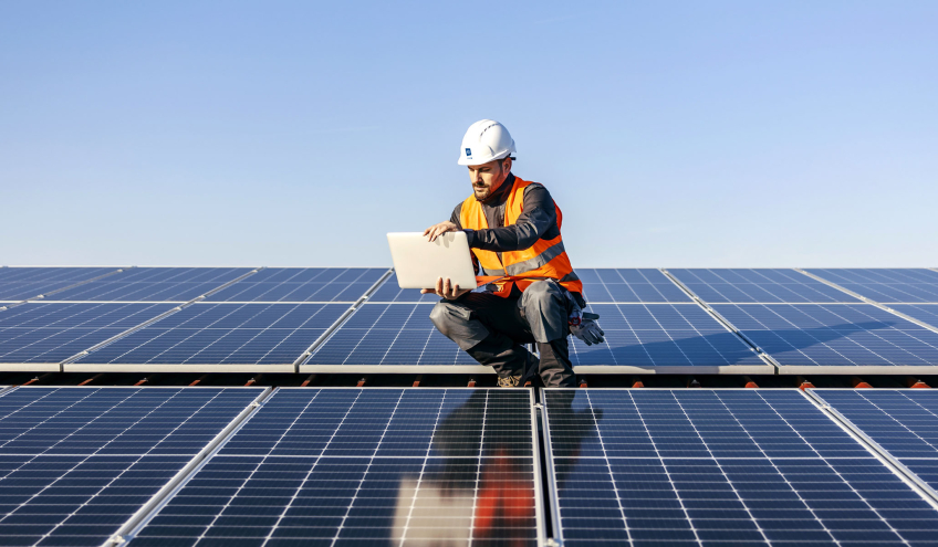 Un collaborateur de Groupe E effectue la maintenance de panneaux solaires