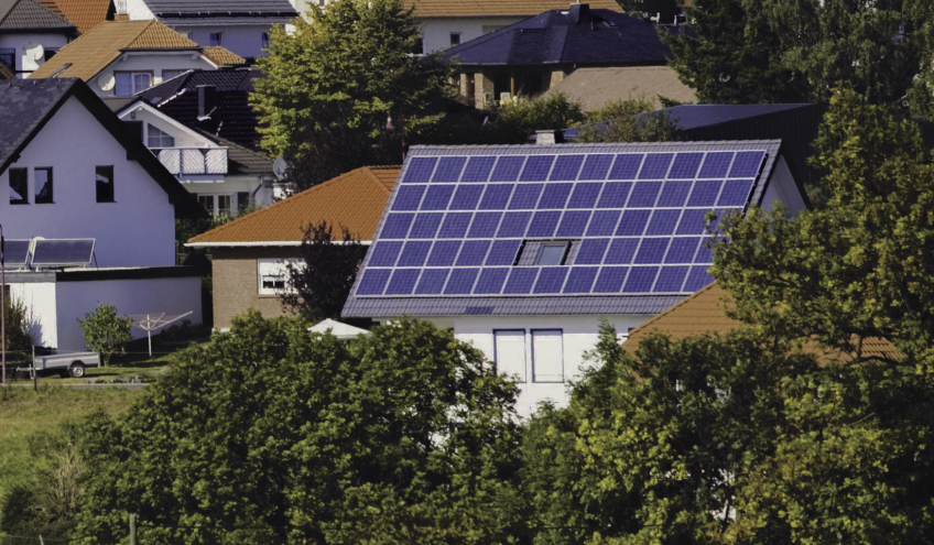 Vue aérienne de maisons équipées de panneaux solaires sur les toits, mettant en avant l'engagement de Groupe E pour des solutions solaires durables adaptées aux particuliers