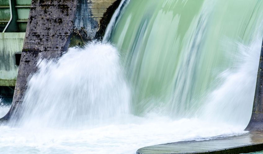 Des petites centrales hydroélectriques récupèrent l’énergie que les grandes installations ne peuvent exploiter.