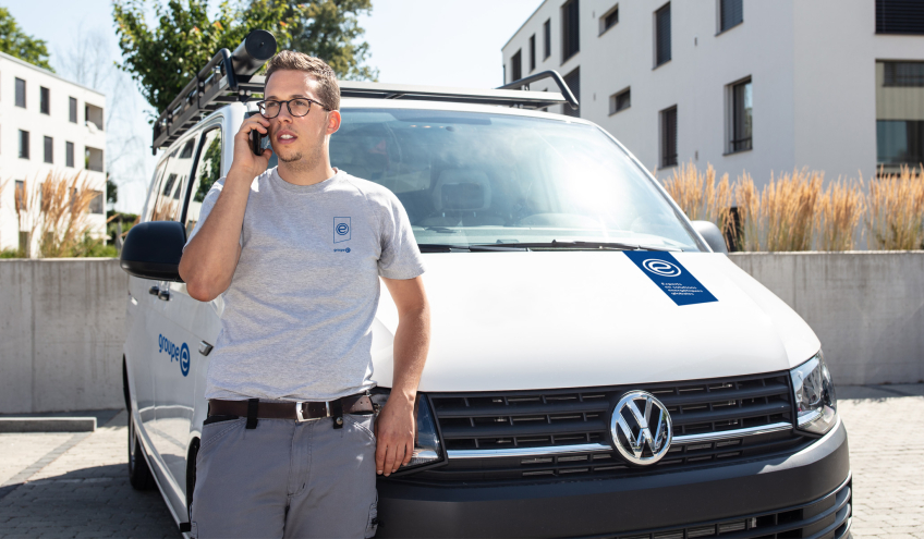 Ein Pannenhelfer von Groupe E führt ein Telefongespräch mit einem Kunden.