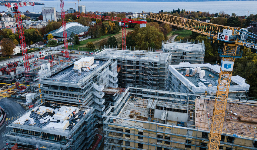 vue aérienne d'un chantier de construction avec des solutions énergétiques globales fournies par Groupe E pour les professionnels