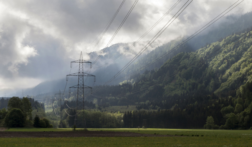 Paysage d'une vallée, traversée par une ligne à haute tension