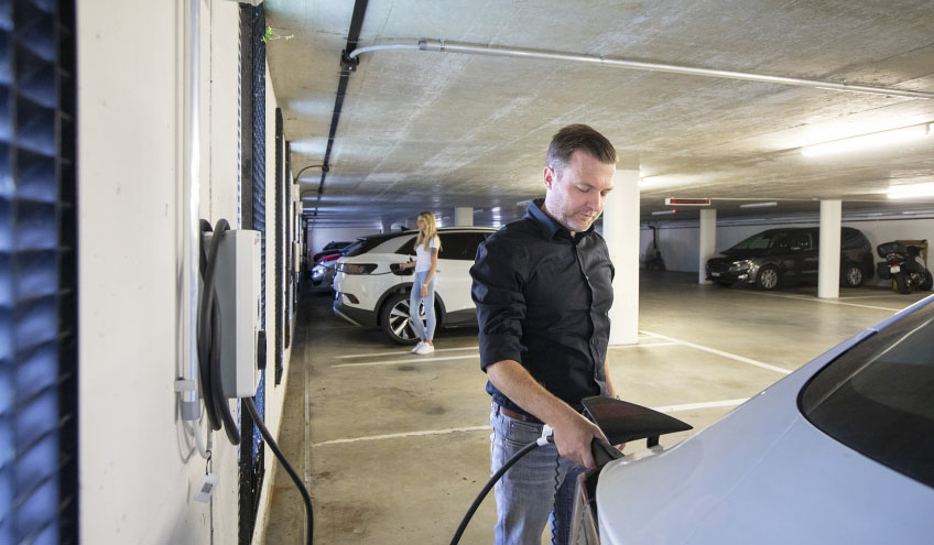 client Groupe E rechargeant son véhicule électrique