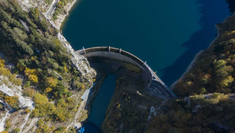 vue aérienne du barrage Le Châtelot, exploité par Groupe E