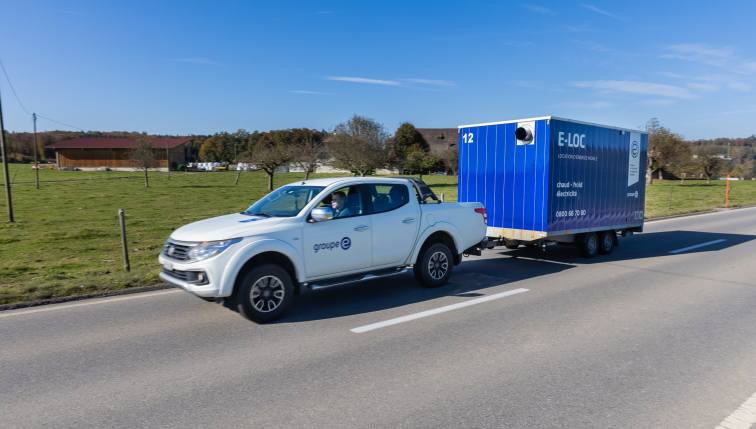 Un véhicule de Groupe E tracte une chaufferie mobile