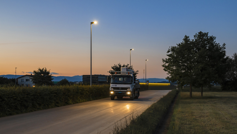 Öffentliche Beleuchtung bei Sonnenuntergang