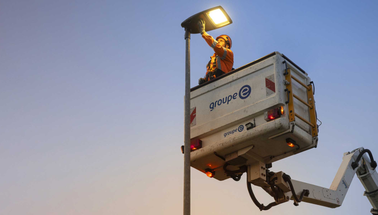 Un électricien de réseau de Groupe E s'occupe de l'éclairage public