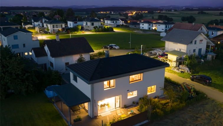 Une villa vue de nuit