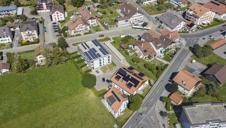 Vue aérienne d'un quartier dont les bâtiments sont équipés de panneaux solaires