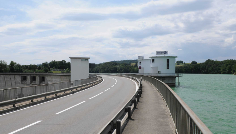 Le barrage de Schiffenen, exploité par Groupe E et photographié depuis la route