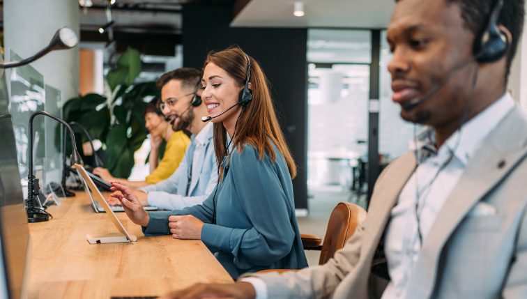 une équipe de collaborateurs au téléphone