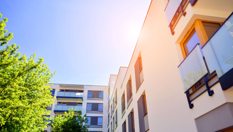 Ein Gebäude, das bei strahlendem Sonnenschein fotografiert wurde