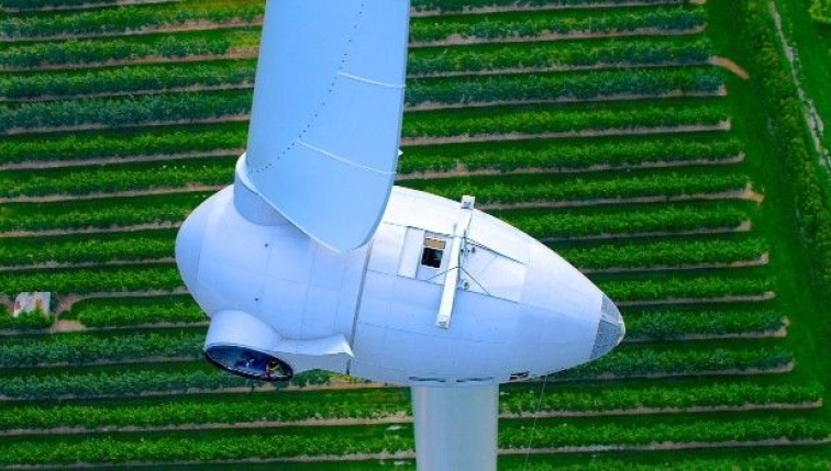 Une éolienne dans des champs