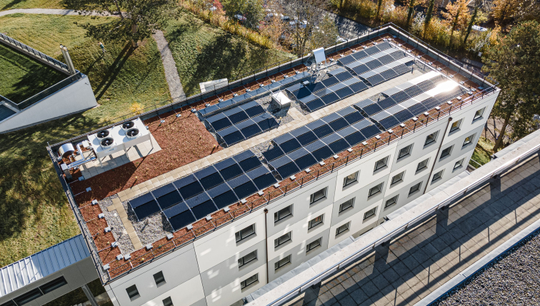 Solar-Panels auf dem Dach eines Gebäudes.