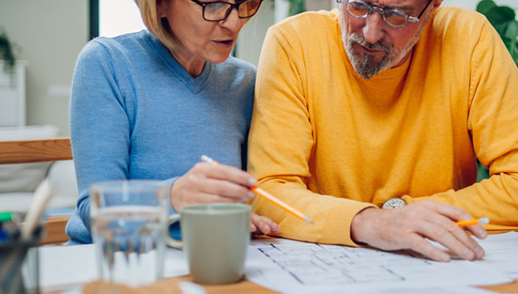 couple qui travaille sur leur projet de rénovation énergétique