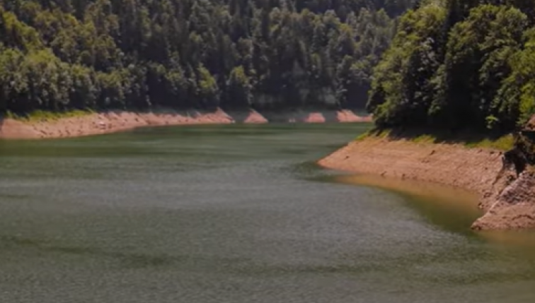 une rivière avec ses rives