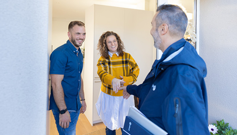 Vendeur Groupe E qui arrive chez des clients pour discuter d'un projet