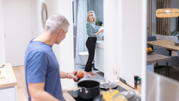 Ein Paar unterhält sich, während es das Essen kocht