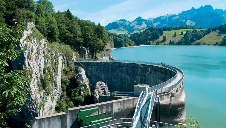 Blick auf ein Wasserkraftwerk, das die nachhaltige Stromproduktion für Privatkunden durch Groupe E veranschaulicht