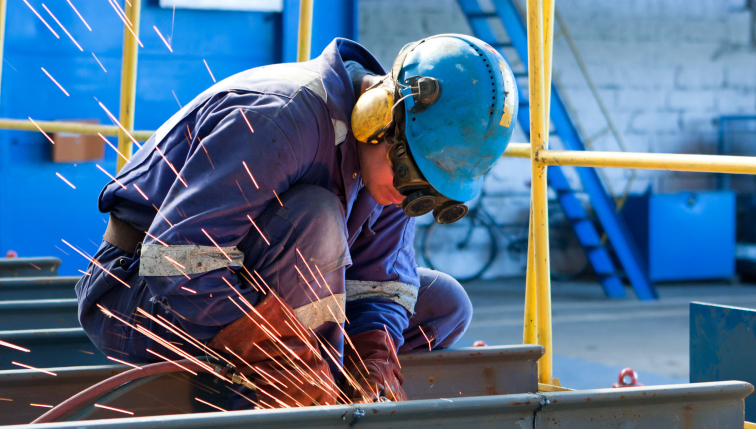 Ein Mitarbeiter von Groupe E arbeitet auf einer Baustelle