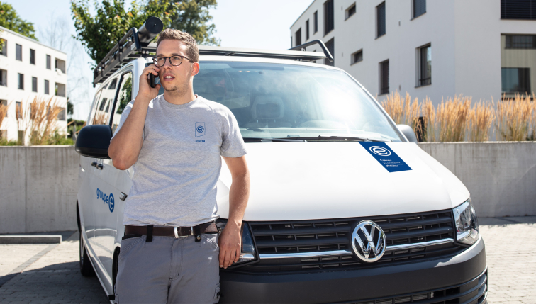 Un dépanneur de Groupe E est en conversation téléphonique avec un client