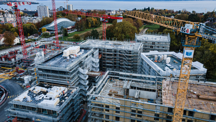 vue aérienne d'un chantier de construction avec des solutions énergétiques globales fournies par Groupe E pour les professionnels