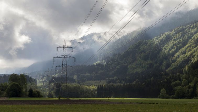 Paysage d'une vallée, traversée par une ligne à haute tension