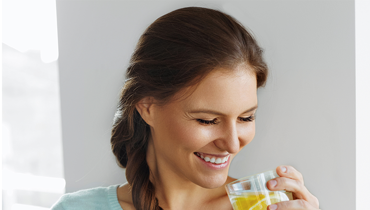 femme qui apprécie l'eau de qualité