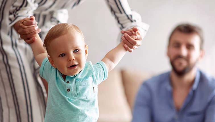 enfant encadré par ses parents