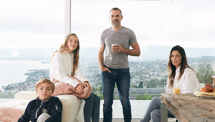 famille heureuse dans habitation chauffée par Groupe E