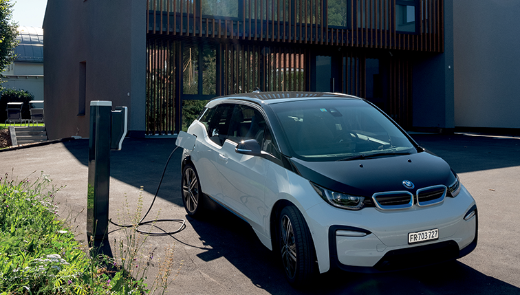 voiture avec borne électrique installée par Groupe E