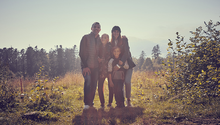 couple heureux qui se balade en nature